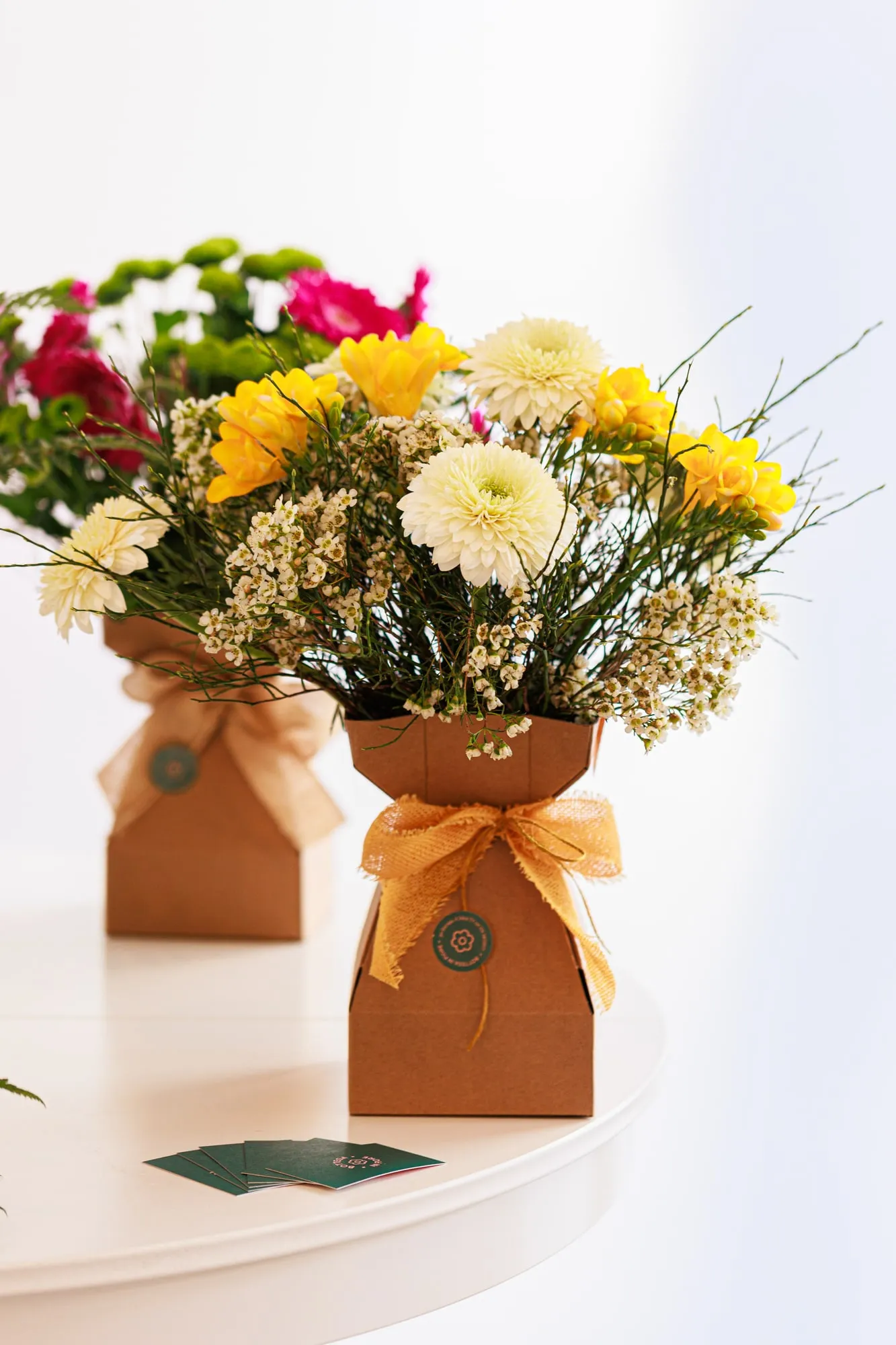 Bouquet di fiori gialli e bianchi confezionato in carta naturale