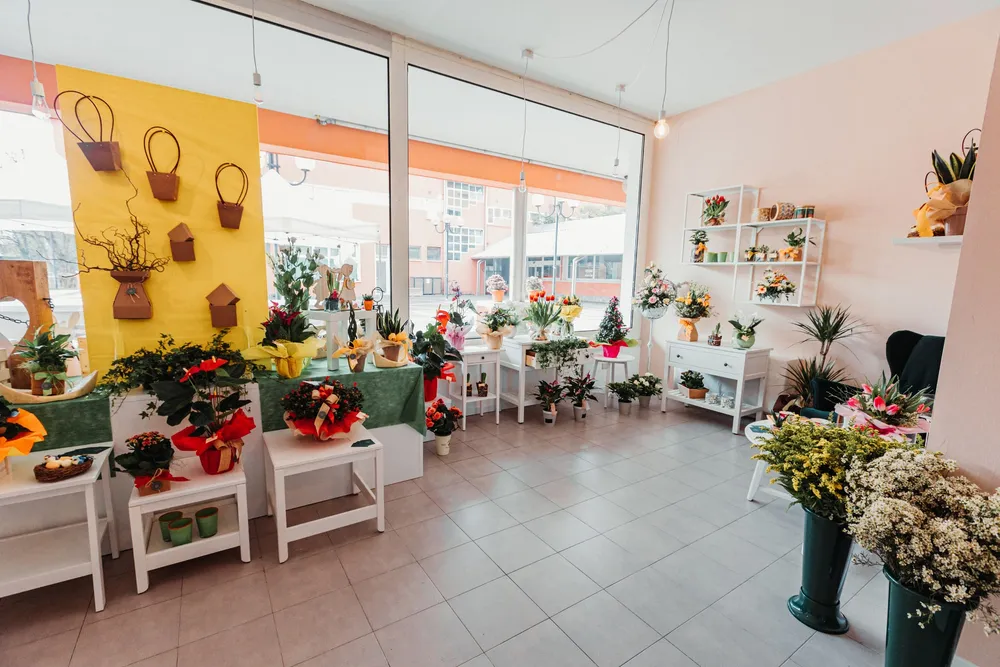 L’interno di Bottega in Fiore a Silea, tra fiori, piante e idee regalo
