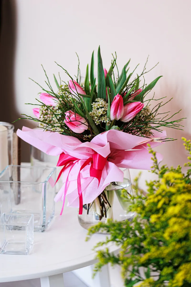 Composizione di fiori confezionata in bottega