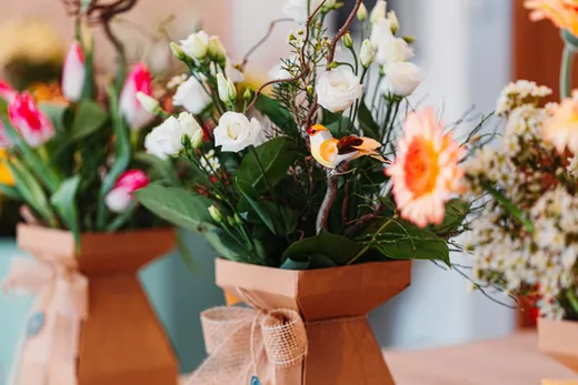 Dettaglio di una composizione con gerbere e fiori bianchi e rosa