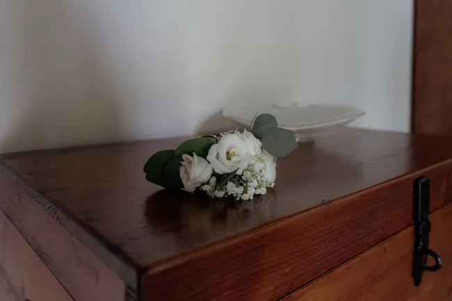 Composizione di fiori bianchi ed eucalipto per un matrimonio